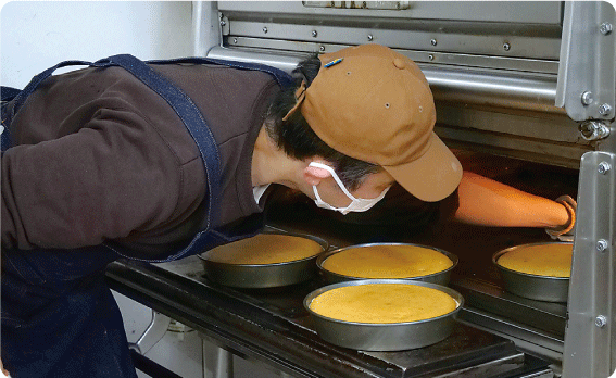 チーズケーキを焼く及川さん