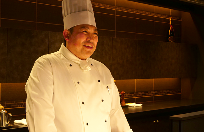 インタビューに答える料理長の寺島宏義さん
