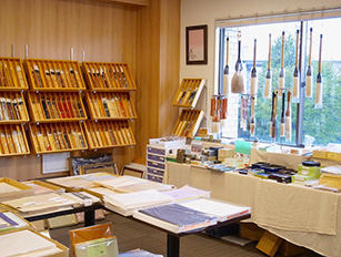 店内に並ぶ数多くの取り扱い商品