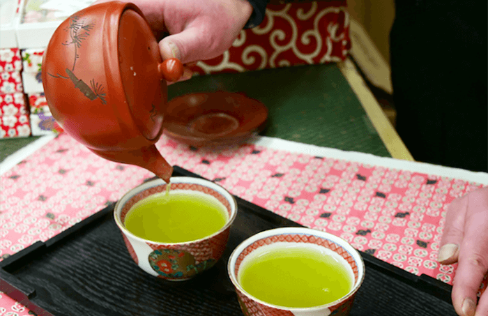 お茶を急須で入れる様子