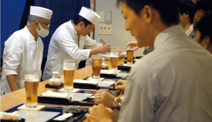 お客さまで賑わうカウンター