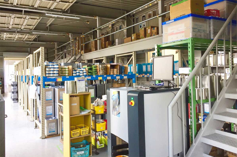 ▲プロ用から家庭用塗料までが並ぶ、綺麗に整理された商品倉庫