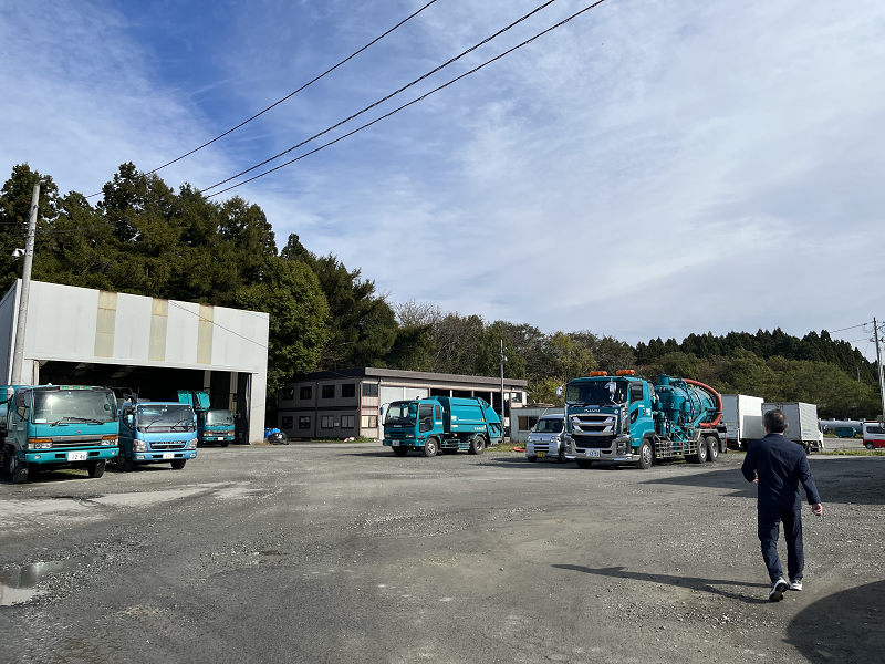 事務所敷地内にある車両駐車場の風景