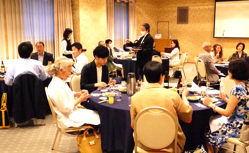 定例会での食事会の様子