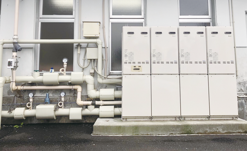 実際にお客さまへ導入している50号ガス式マルチ給湯器は複数連結も可能です